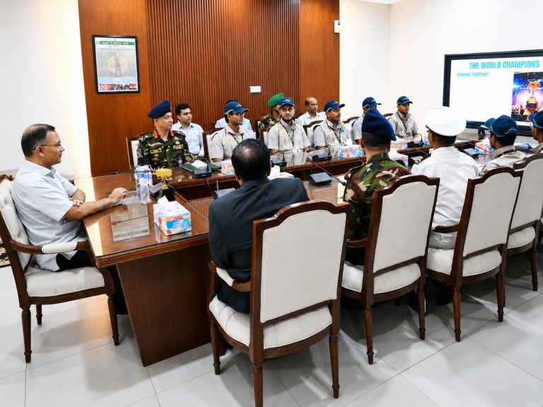 বাংলাদেশ সচিবালয়ে মন্ত্রিপরিষদ বিভাগের প্রধানমন্ত্রীর কার্যালয়ে ‘মেট আরওভি ইন্টারন্যাশনাল আন্ডারওয়াটার রোবট কম্পিটিশন ২০২৬’-এ বিশ্বচ্যাম্পিয়ন হওয়া এমআইএসটির দলের সদস্যদের সঙ্গে সাক্ষাৎকালে প্রধানমন্ত্রী